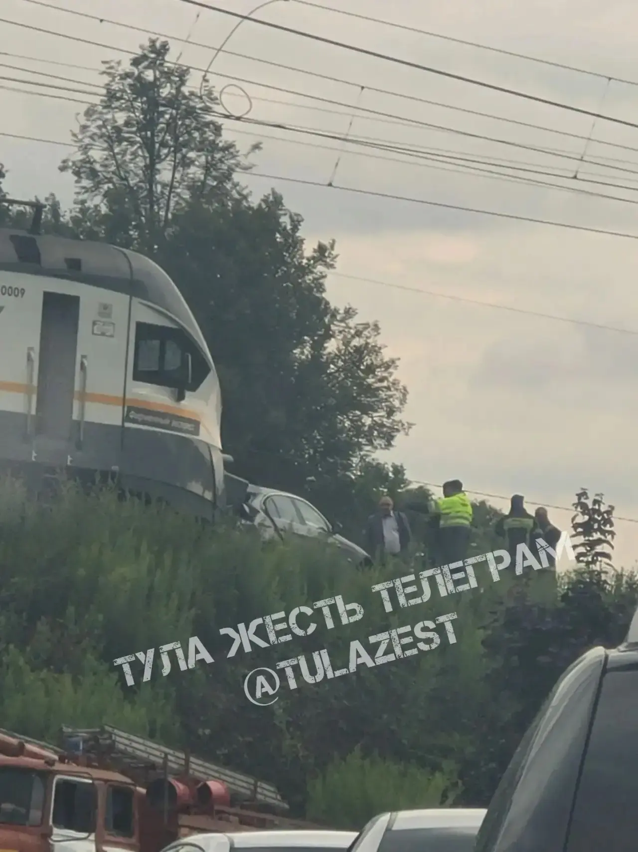 ❗️На Красных воротах легковушка не вписалась в поворот и вылетела на ж/д пути
