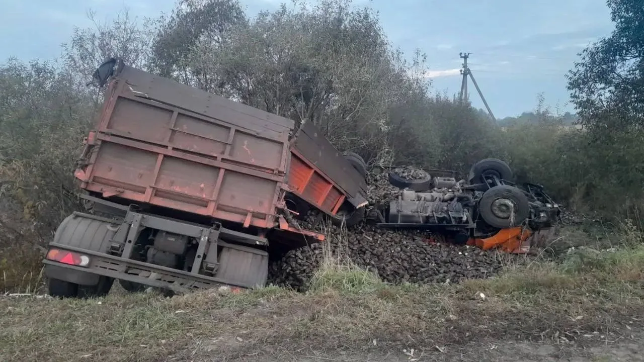 В Пензенской области утром 6 октября погиб водитель опрокинувшегося КАМАЗа
