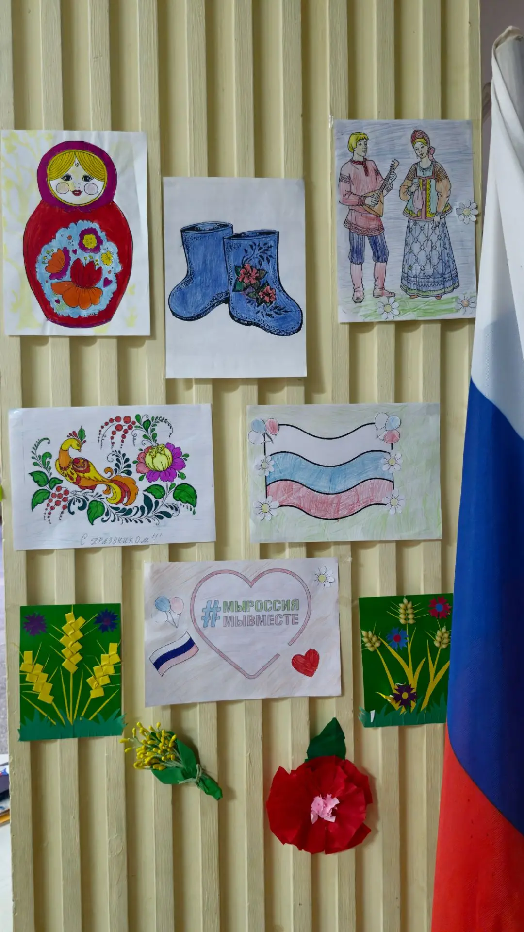 В фойе Кендже-Кулакского Дома культуры представлена выставка «Россия — Родина моя»,посв...