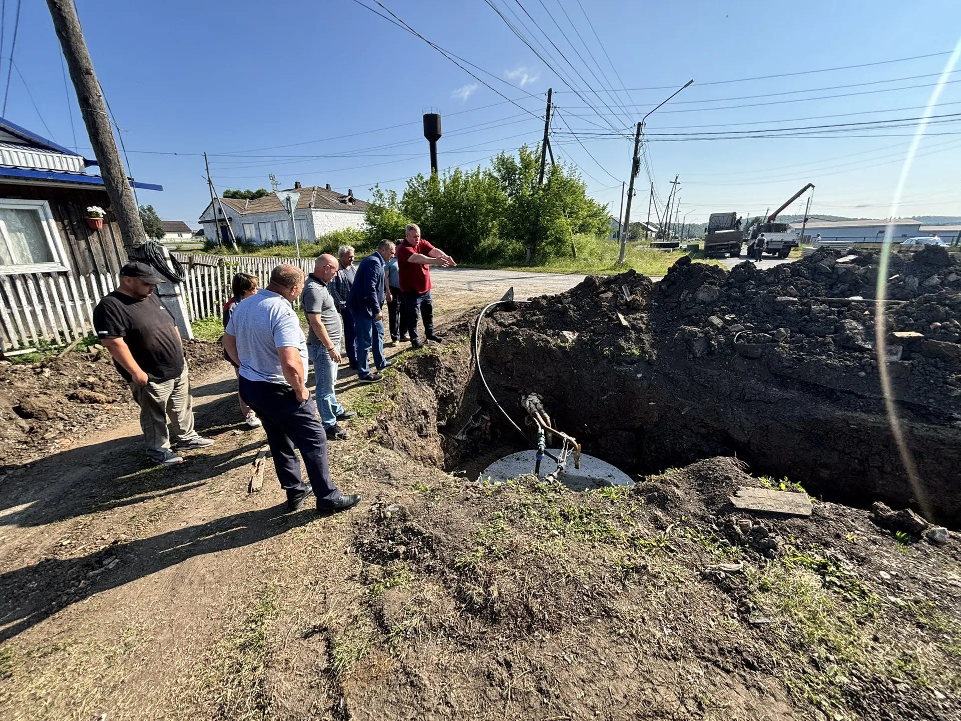 На минувшей неделе выезжал по населённым пунктам Ачинского района. Лично посмотрел, как идут ремонтн