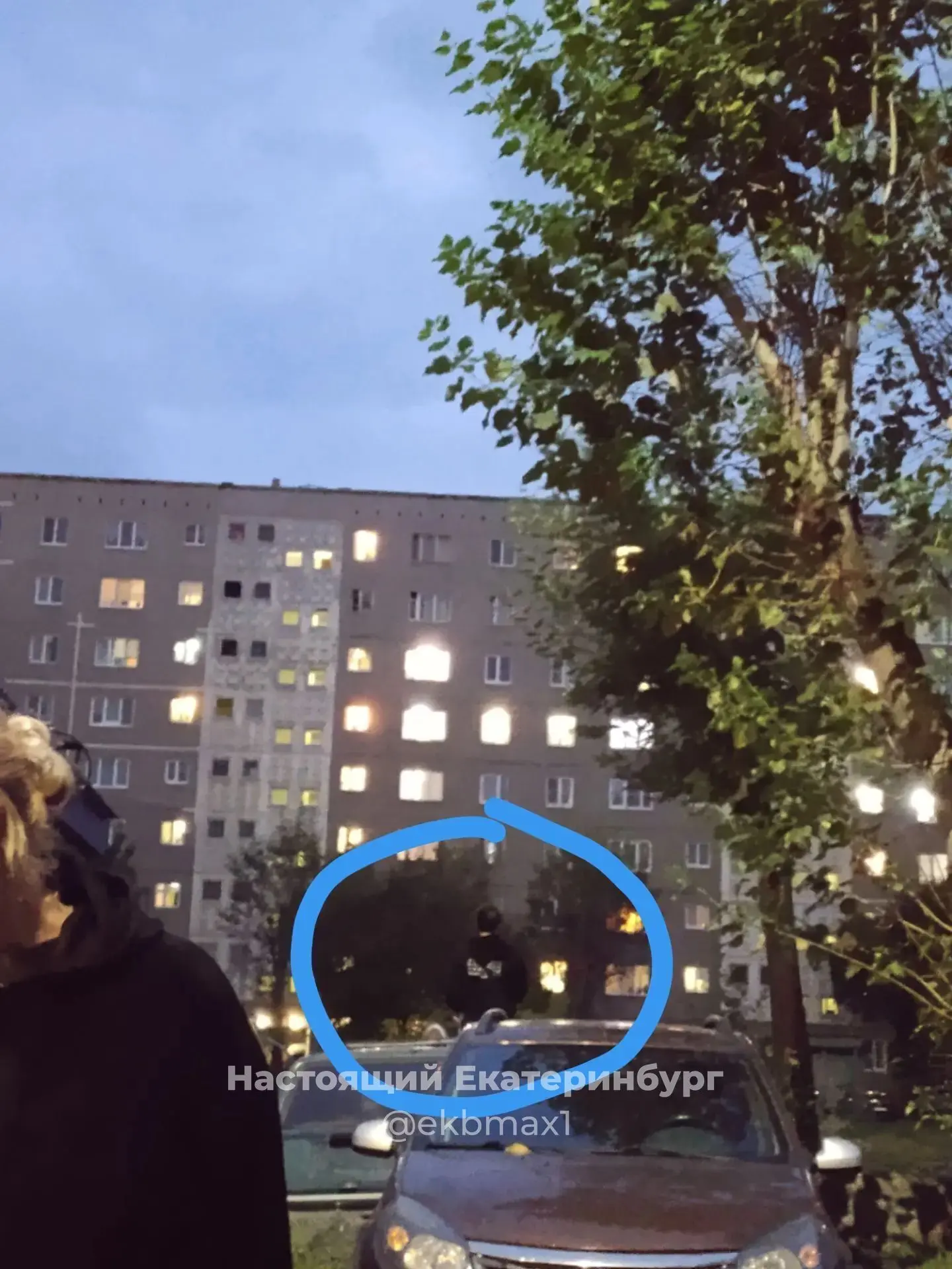 На Софьи Перовской 119 какие-то подростки залезли на чужую машину: три пацана и одна де...