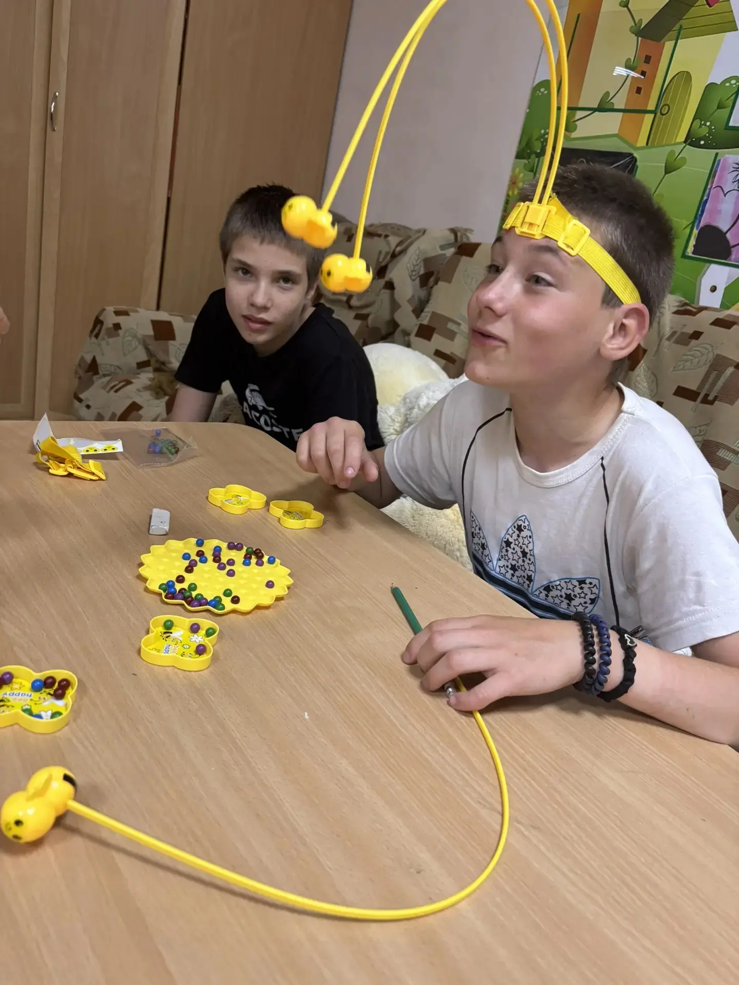 Игра «пчелиный бой» 🐝
Такая игра развивает: 
☘️ ловкость
☘️ моторику 
☘️ внимание