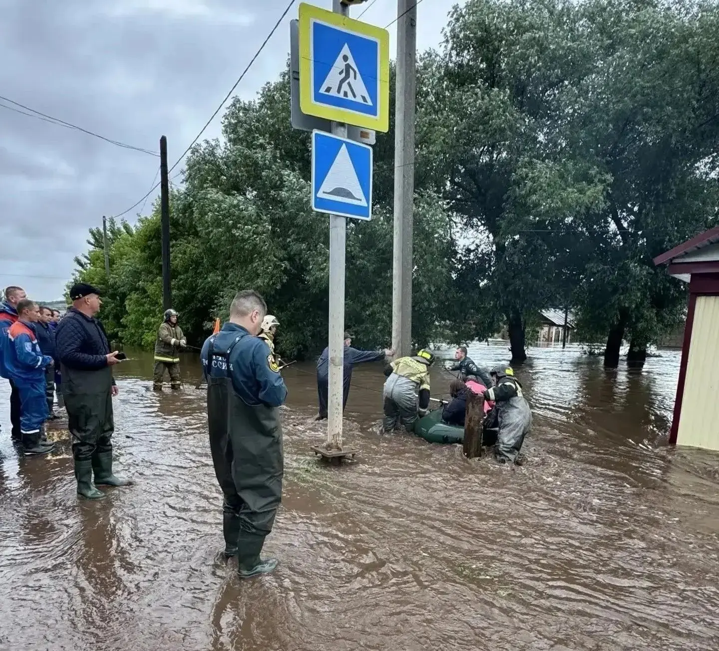 «Единая Россия» — вместе с оренбуржцами 

Из‑за сильных дождей в Бугуруслане и Асекеевском, Бугурусл