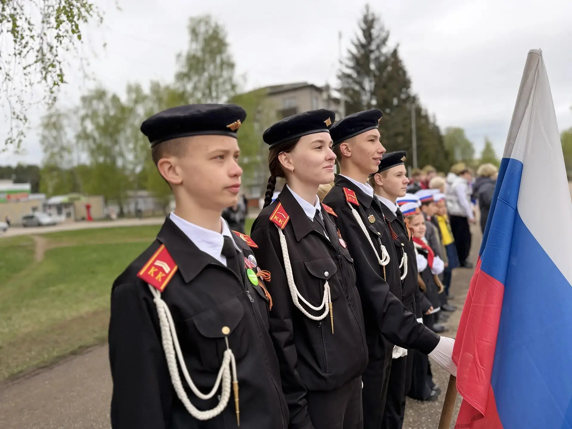 Сегодня наши талантливые ученики приняли участие в Смотре строя и песни, приуроченном ко Дню Победы!