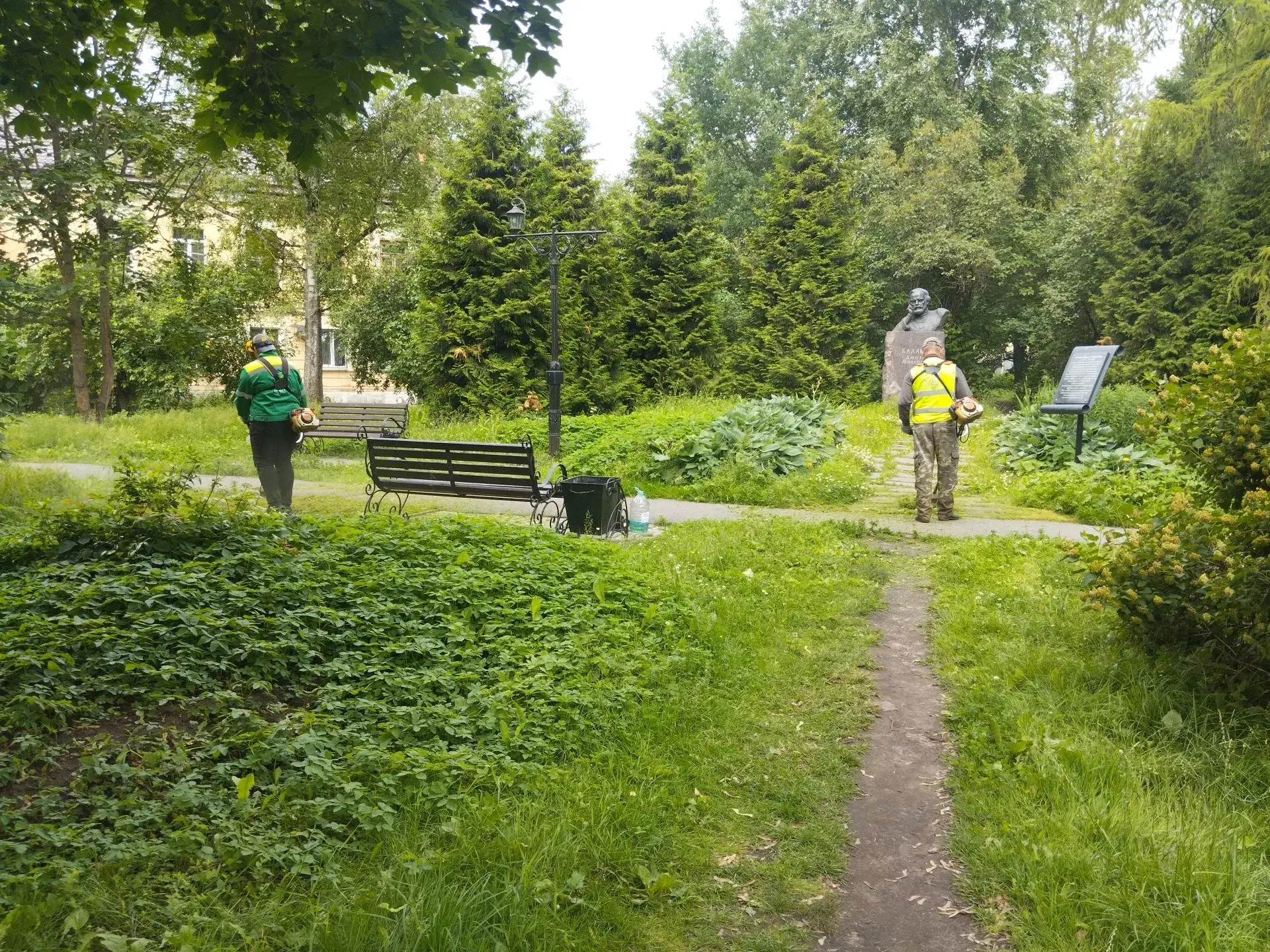 Коммунальные службы Великого Новгорода продолжают сезонную уборку городских пространств.