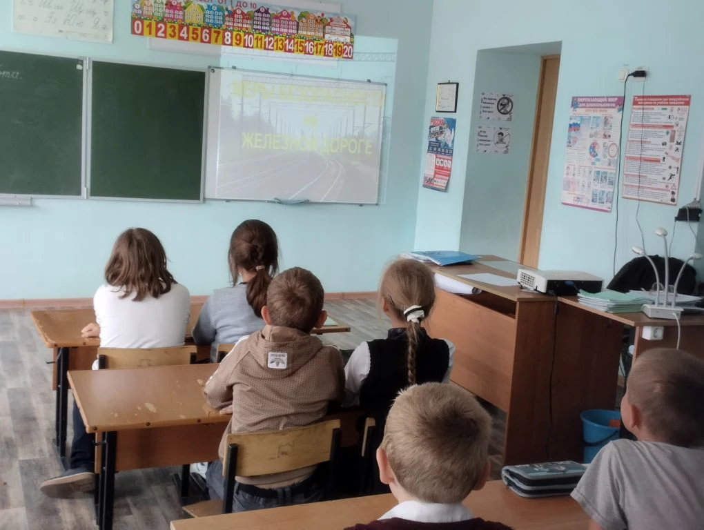 Во 2 классе прошел классный час "Правила безопасности на железной дороге". Ребята вместе с героями м