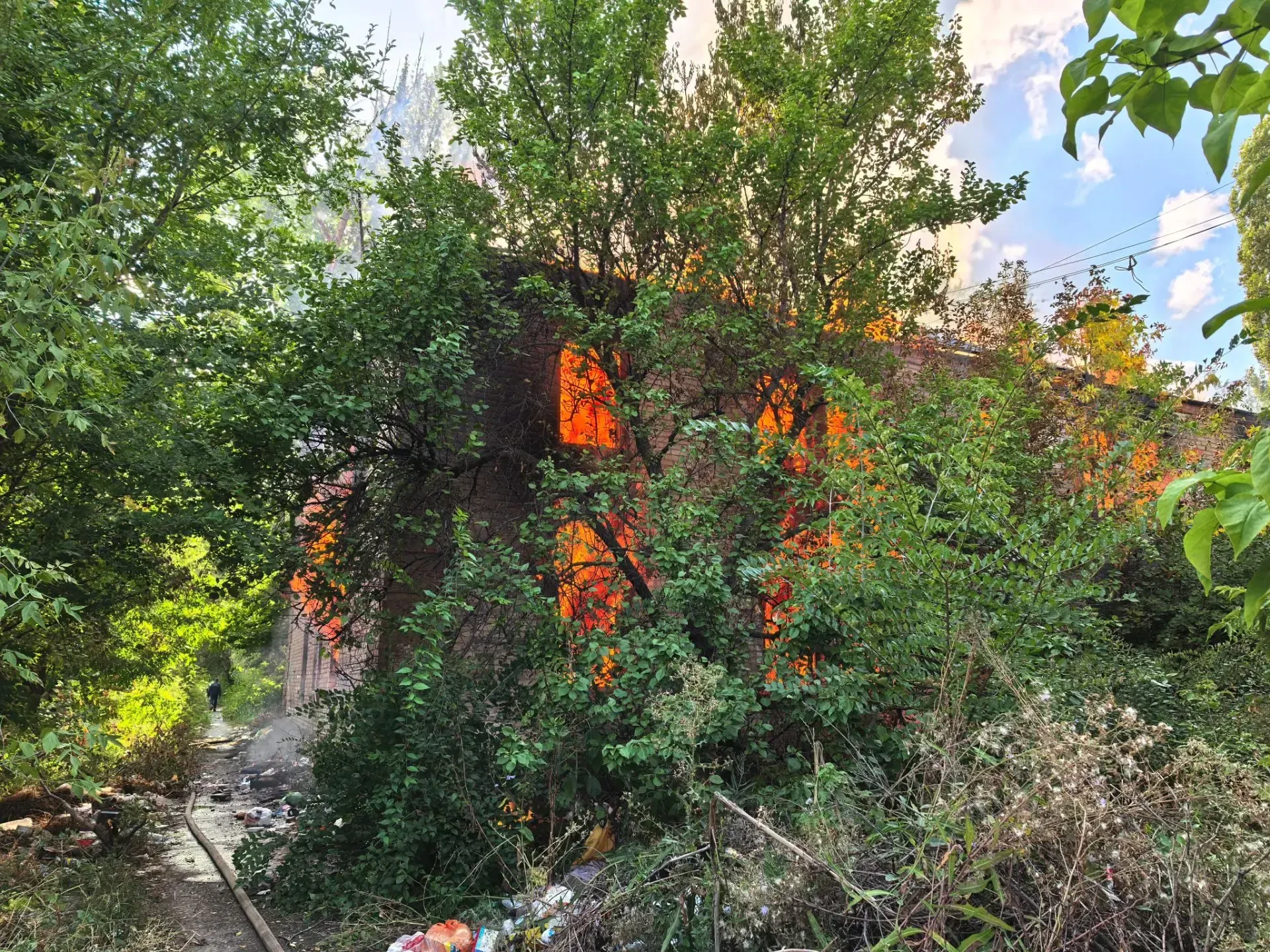 🔥Очередной пожар в «заброшке»: горит дом в Красноармейском районе