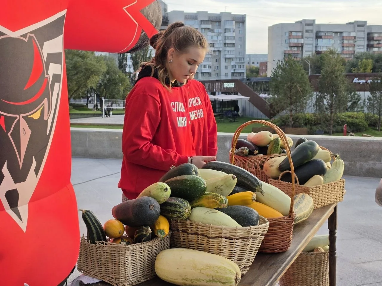 Перед матчем «Омских Крыльев» у СКК Блинова меняют кабачки на билеты (1:1).