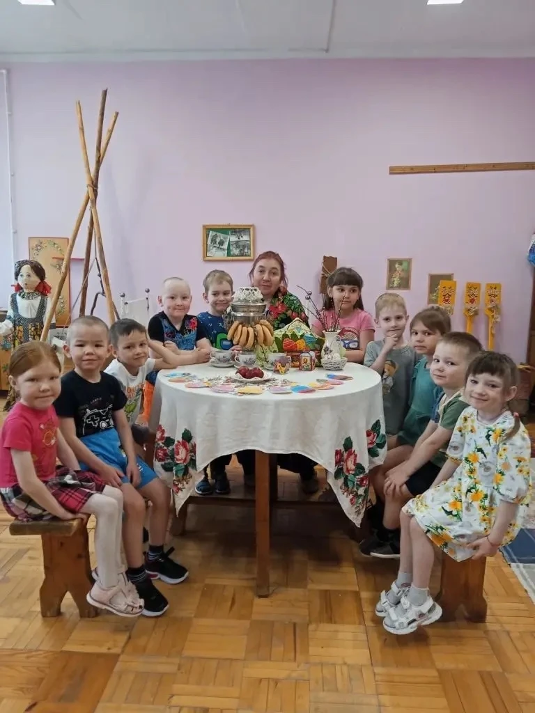Сегодня дети группы"Солнечные зайчики" были в гостях у хозяйки - крестьянской избы 🏠