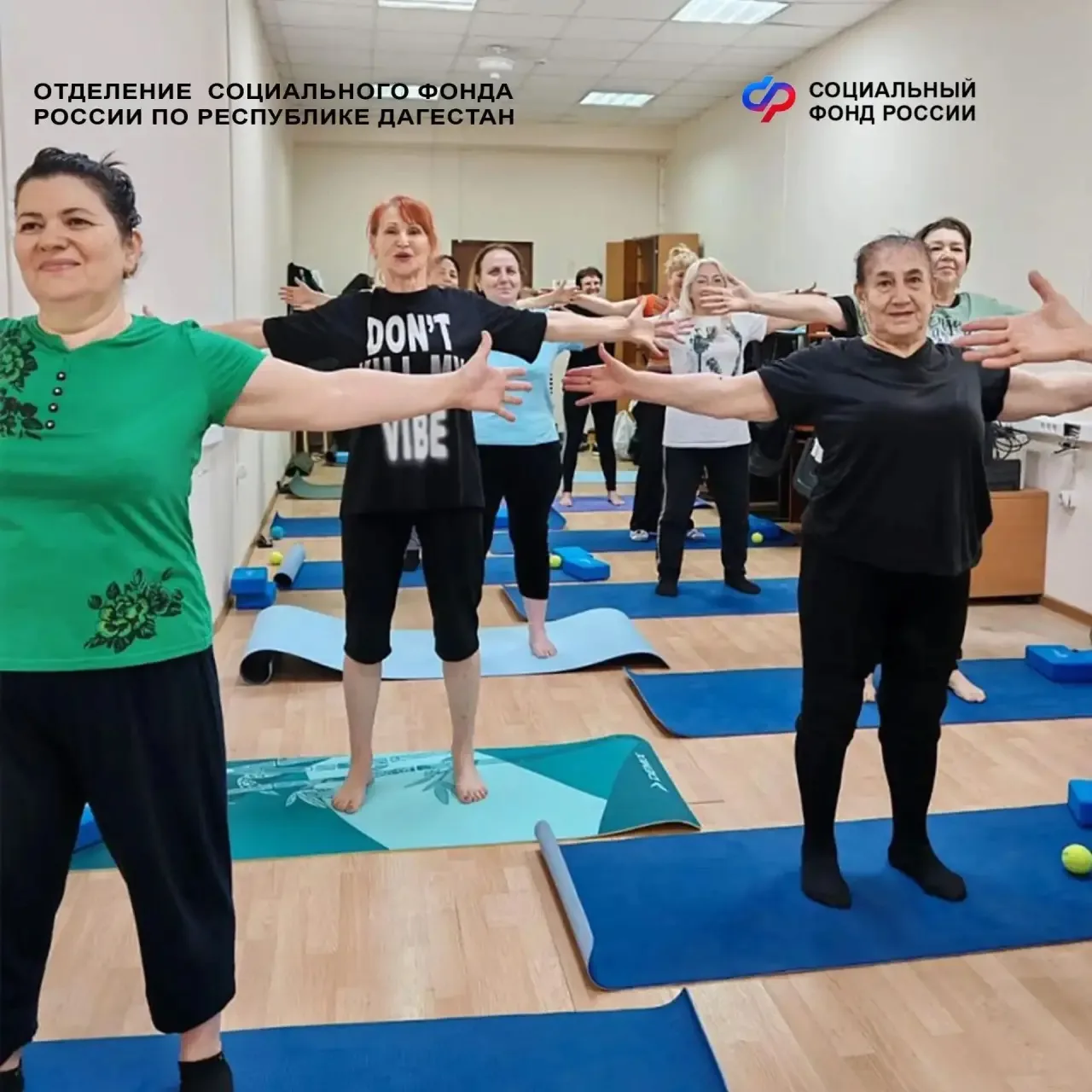 В Махачкалинском Центре общения старшего поколения прошел мастер-класс по йоге дляместных активистов