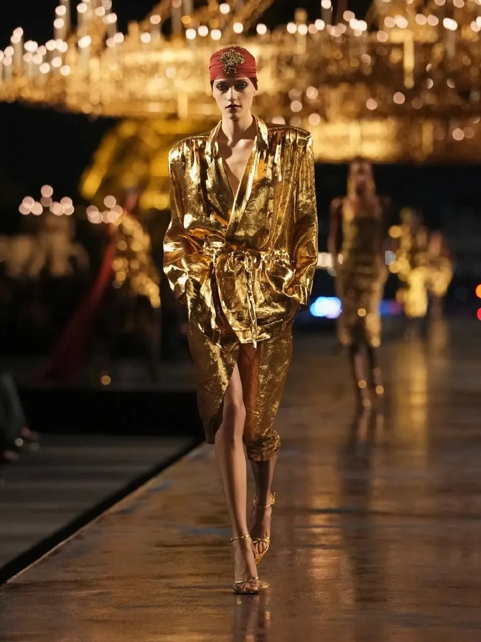 Что-то на богатом и очень золотом — сияющий показ YSL Spring 2027 на фоне Эйфелевой баш...