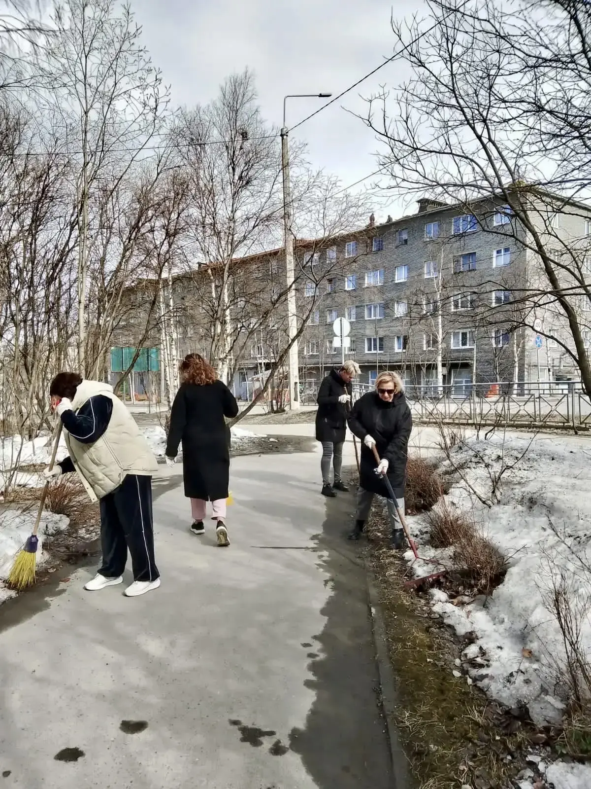 В наших стоматологических отделениях по традиции продолжаются субботники. 🧹