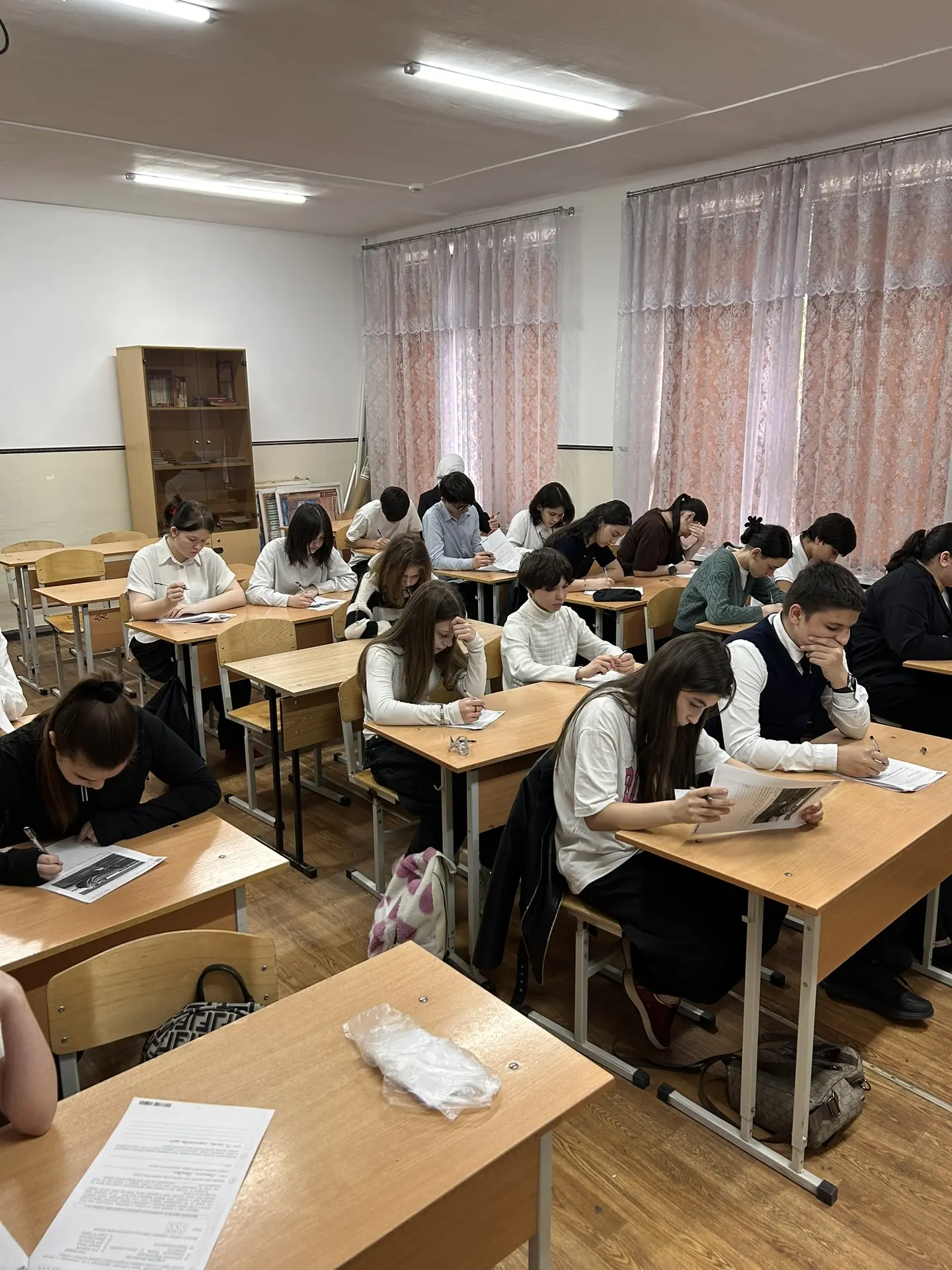 ✅ Сегодня прошёл третий день всероссийских проверочных работ! ✍️  Ребята из 5, 6, 7, 8 и 10 классов 