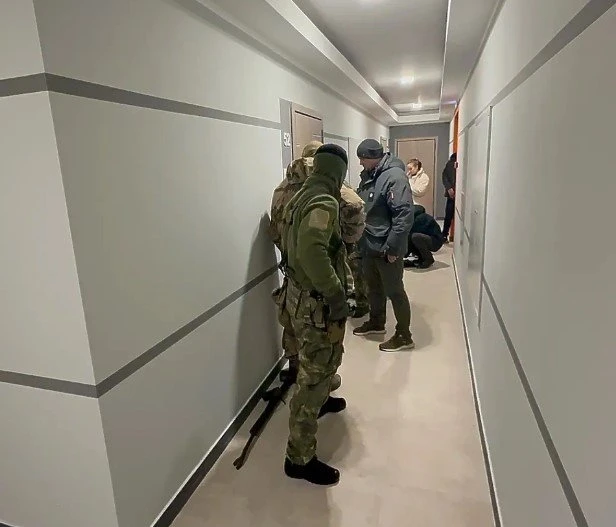 Силовики проверил склад в Екатеринбурге: поймали 45 иностранцев, часть отправили в воен...