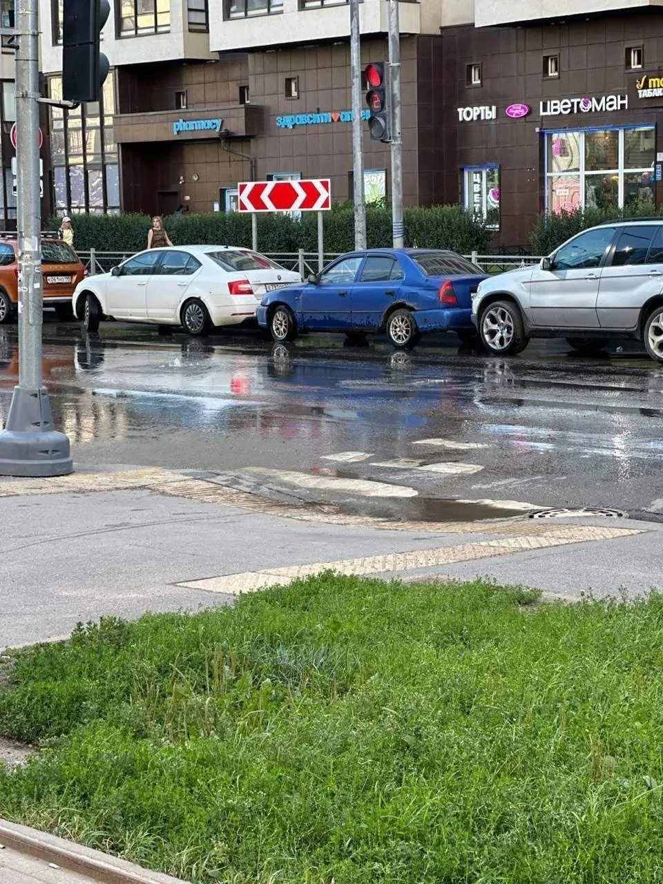 Жители проспекта Ветеранов остались без воды из-за засора канализации посторонними пред...