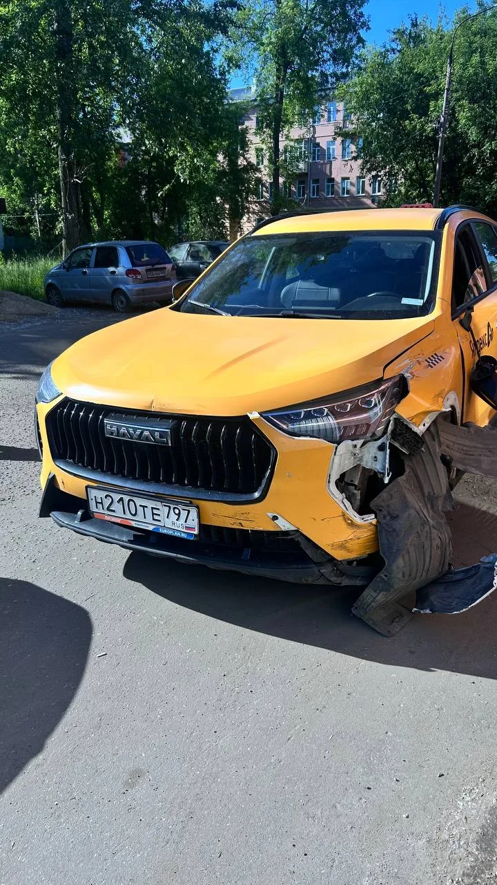 Пьяный таксист на Дмитрия Холодова разбил несколько машин и пытался скрыться с места ДТП.