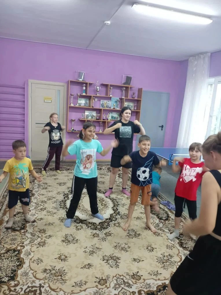 Мы танцуем и поём-очень весело живём!!!👯😄