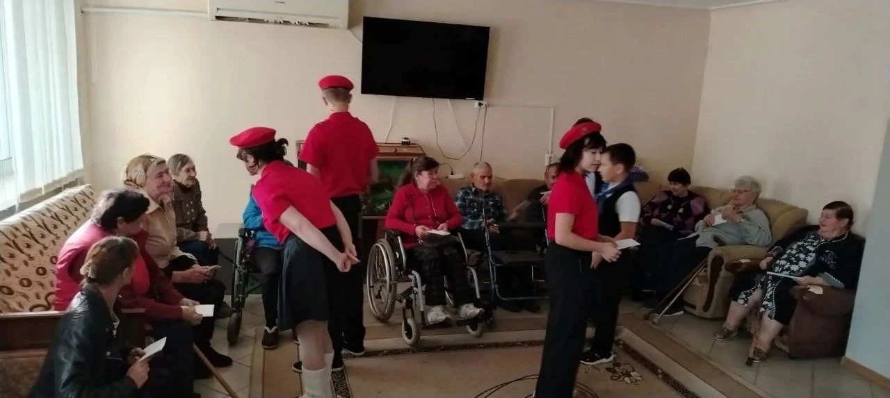 Бердянские школьники навестили постояльцев пансионата