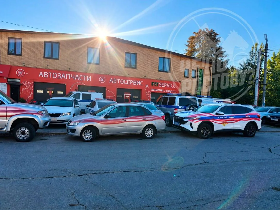 В Ростове-на-Дону неизвестный изрисовал полицейские автомобили, припаркованные на улице...