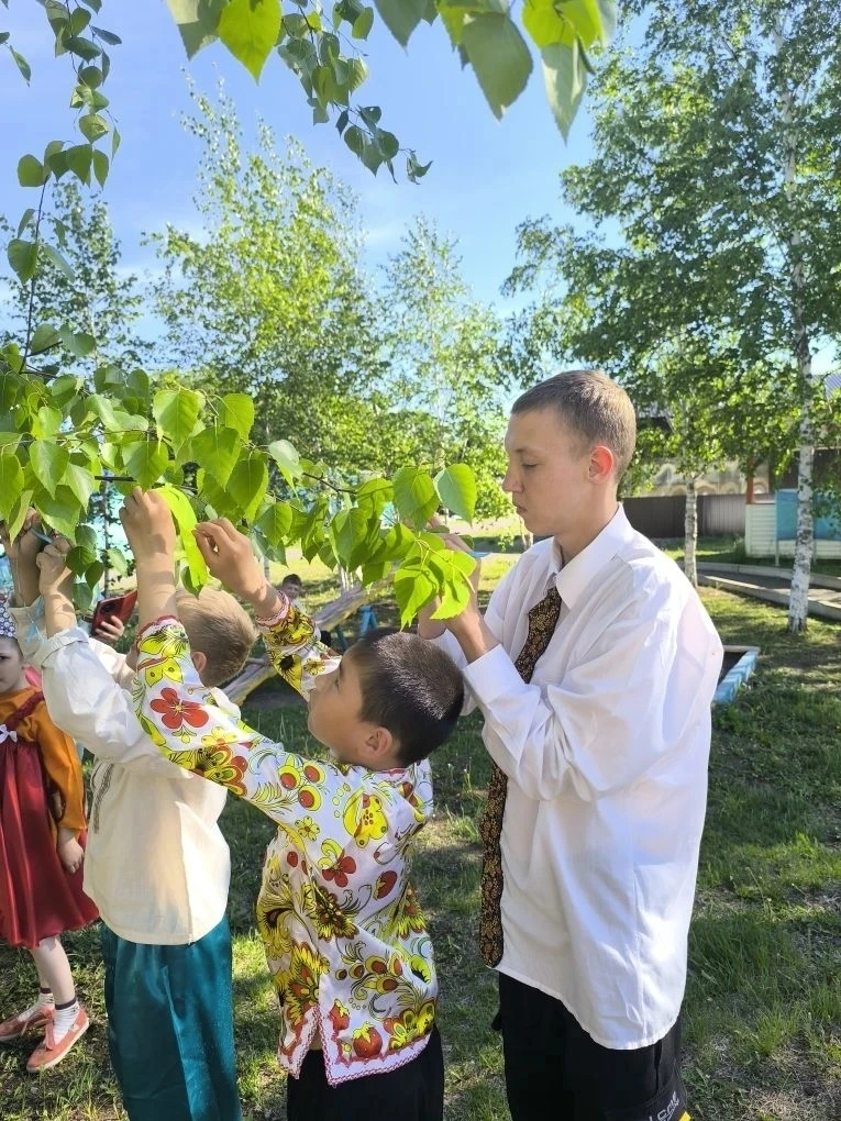 В выходные в лагере был праздник. Этот праздник называется Троица. Его ещё называют Зел...
