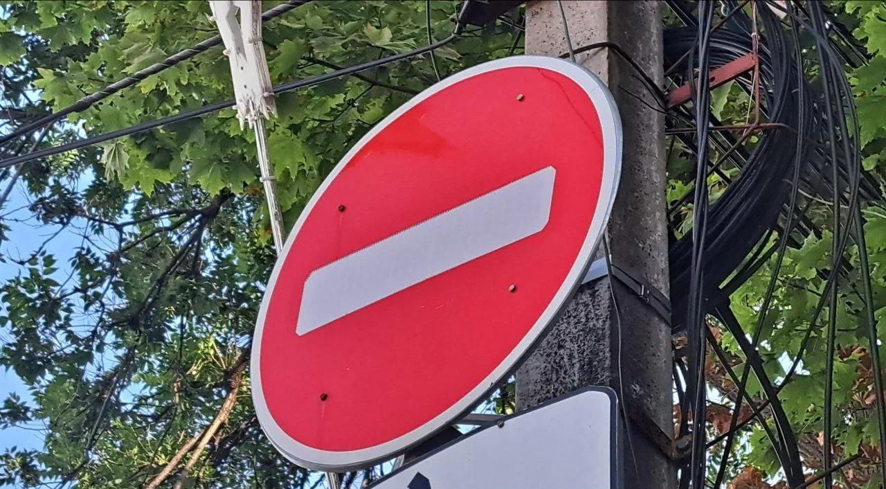 ⛔  В Курске временно закрыли автомобильное движение по улице Харьковской - на участке от улицы Парко