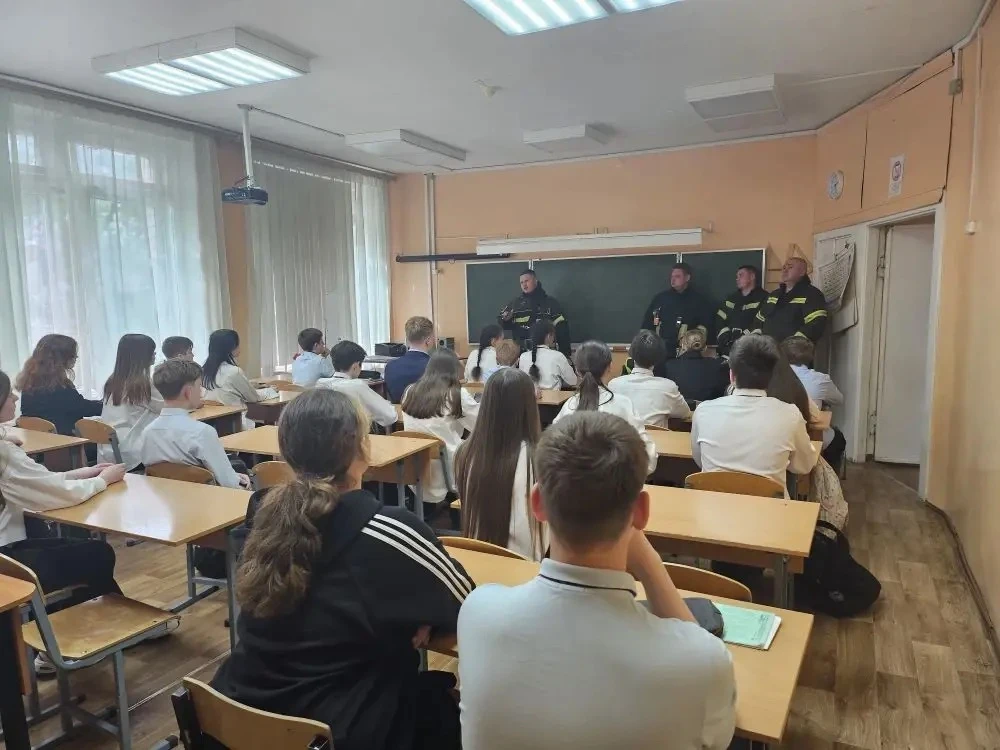 🚨Сотрудники пожарной части провели увлекательную и важную беседу со школьниками по вопросам пожарно