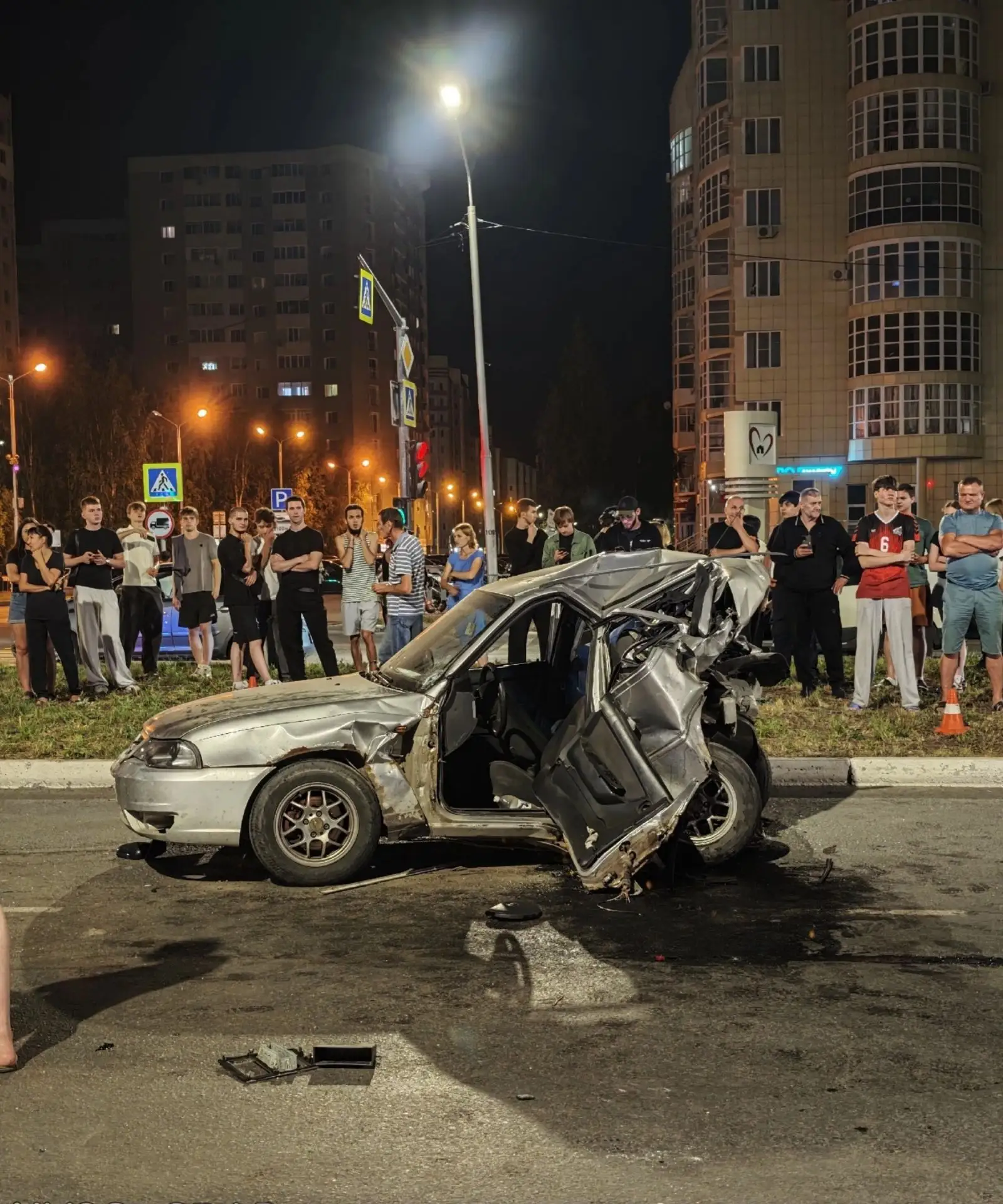 ‼️Ночью в Нижневартовске случилась страшная авария.. 

Лексус на полной скорости влетел в Daewoo Nex