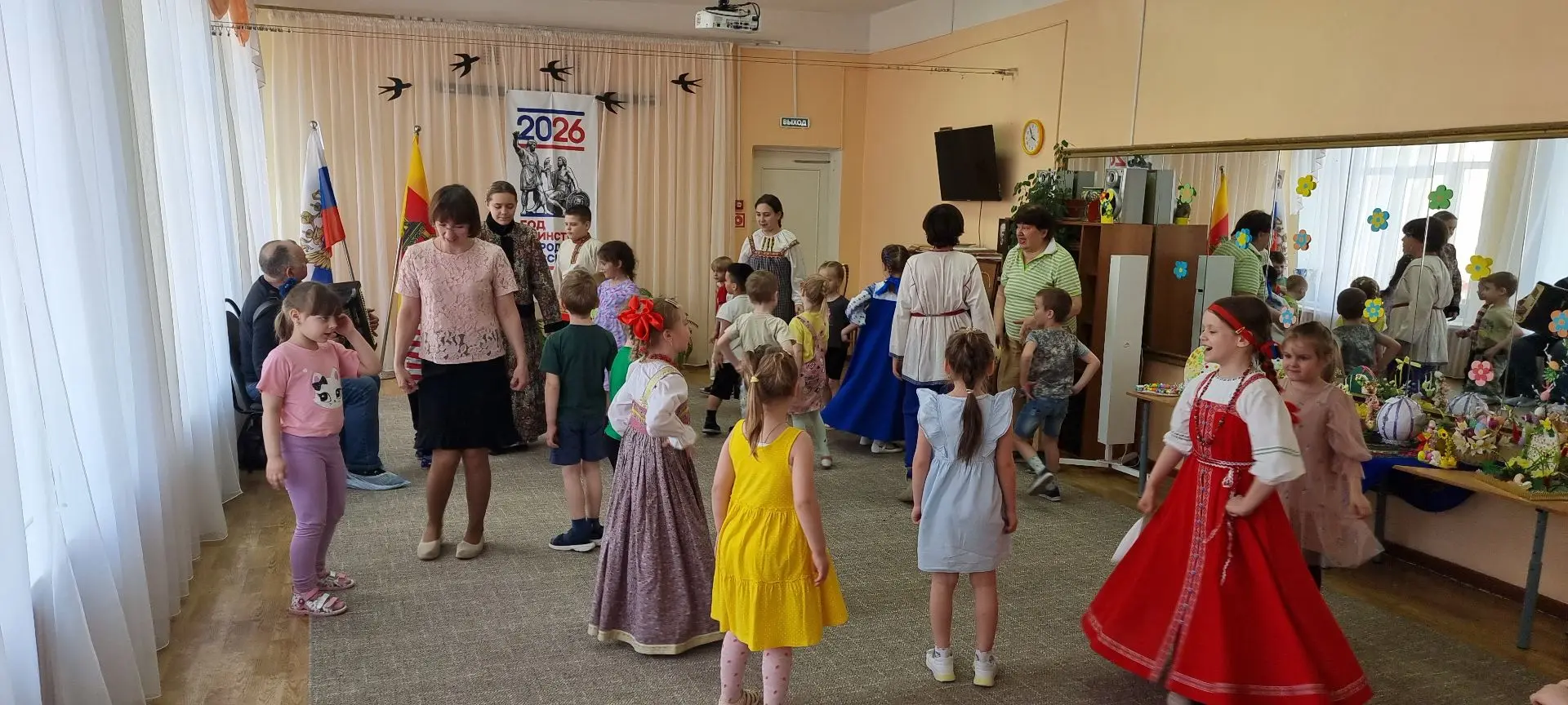 Фольклорный ансамбль "Родничок" выступает в стенах МДОУ "Детский сад №4"  и дарит прекр...
