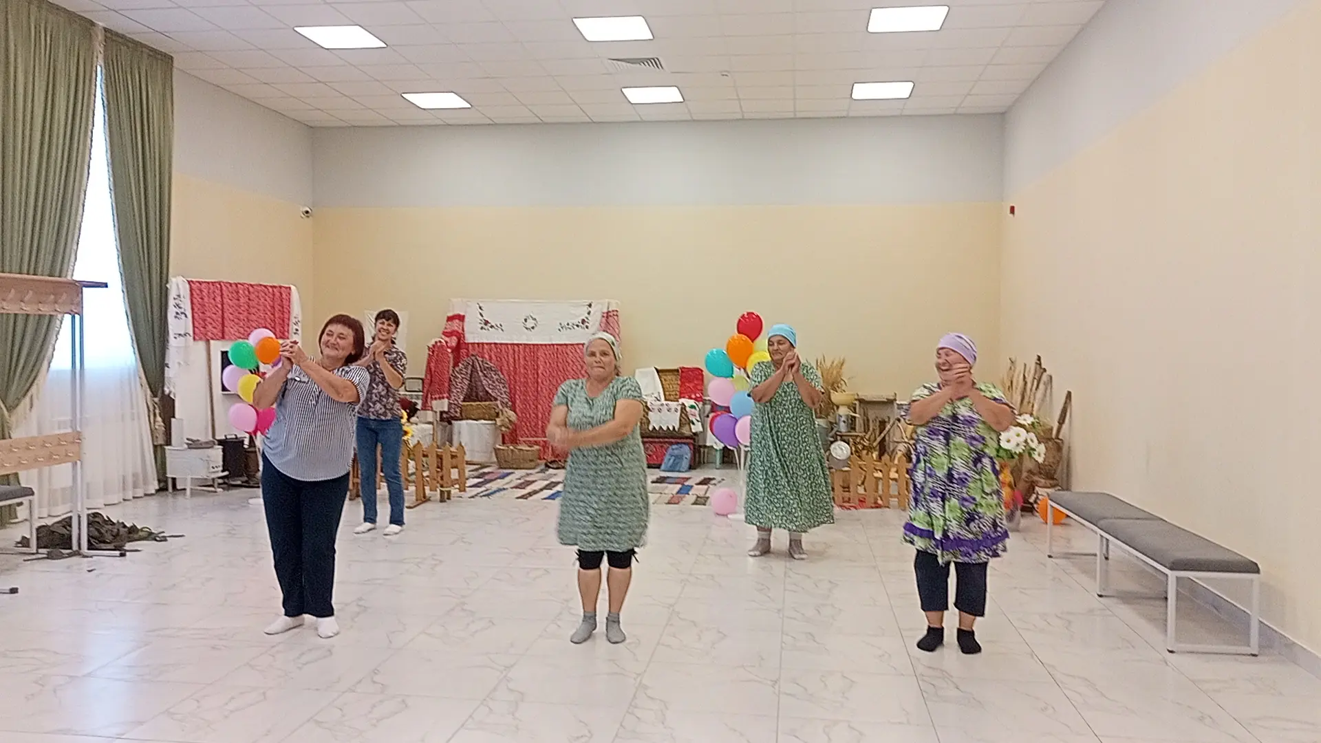 "Сызыклы биюләр"...