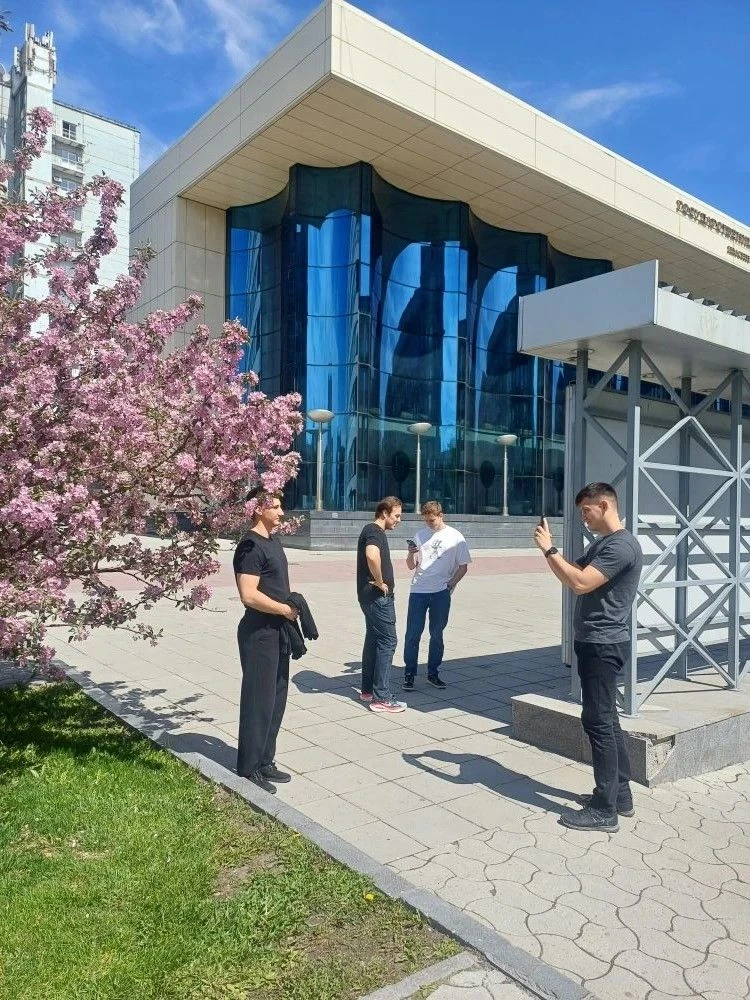 📸Перед шикарными цветущими яблонями не могут устоять даже суровые сибирские парни!