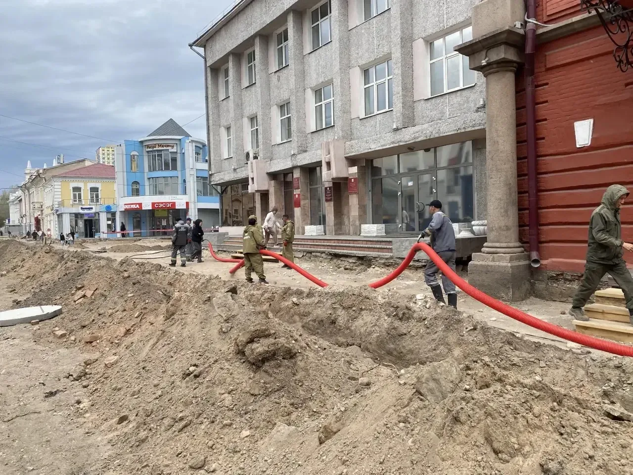 🛠️ На пешеходной части улицы Ленина специалисты прокладывают сети наружного освещения, водоотведения