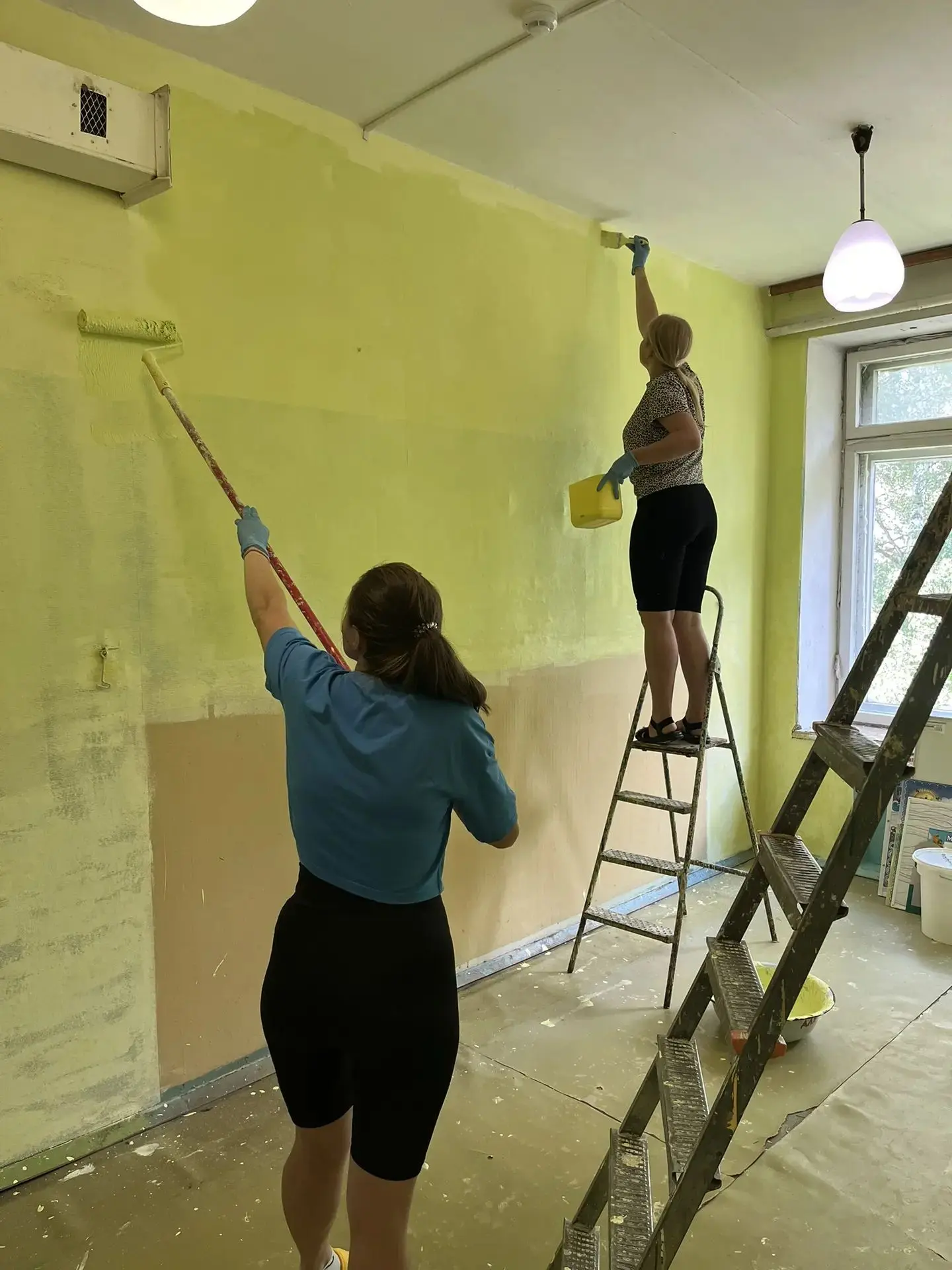 ⚒️ГОТОВИМСЯ К НОВОМУ УЧЕБНОМУ ГОДУ✨️
В детском саду начались косметические работы — обновляем стены 