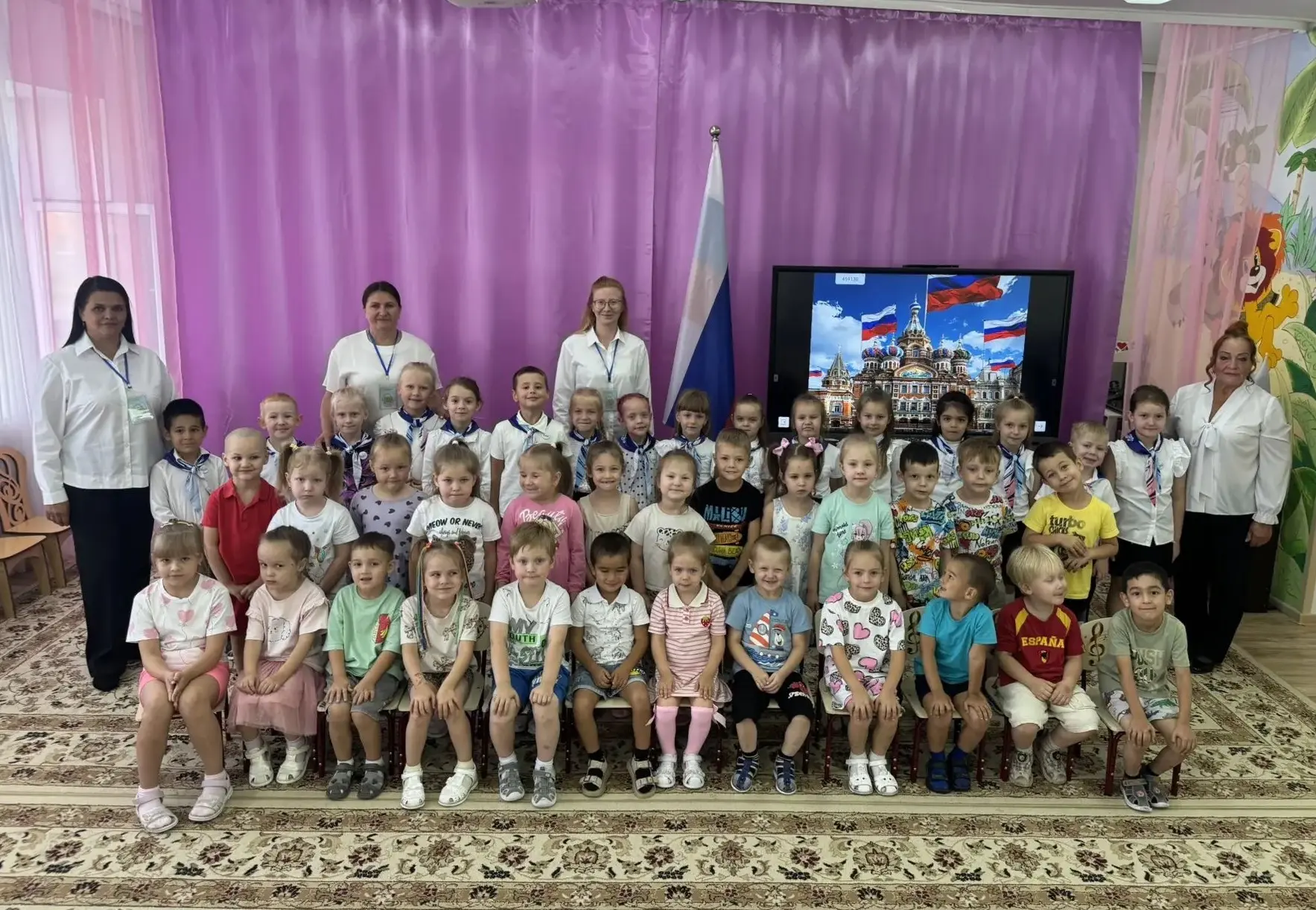🇷🇺В канун «Дня Государственного флага Российской Федерации» в музыкальном зале было м...