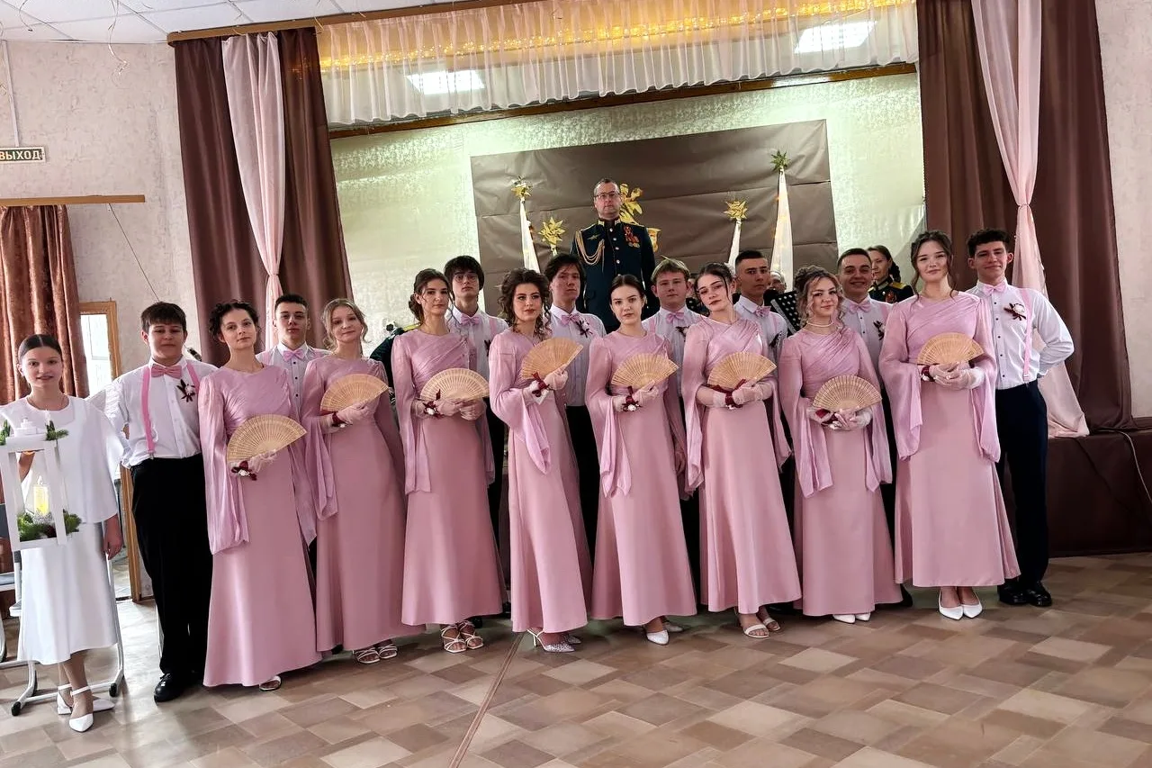 👫❤ Улыбки зажигаются вокруг.  И смотрит мне в глаза волшебник-вечер,  Я к музыке притронуться хочу  