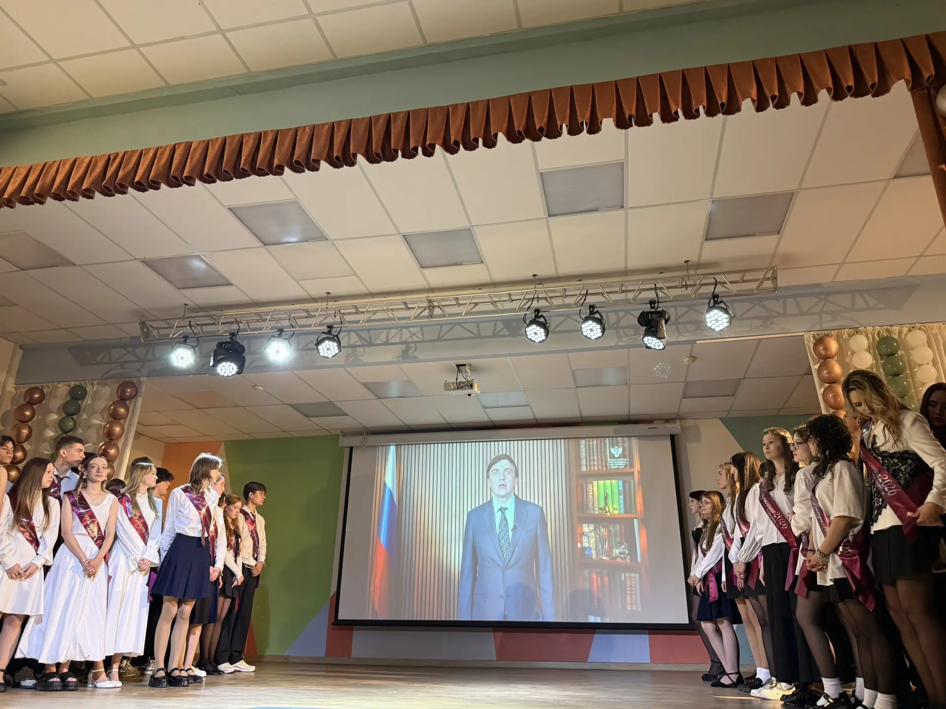 🎉 Торжественный концерт в стенах школы!  ПОСЛЕДНИЙ ЗВОНОК🎓 📍Сегодня в нашей школе прошёл незабываемы