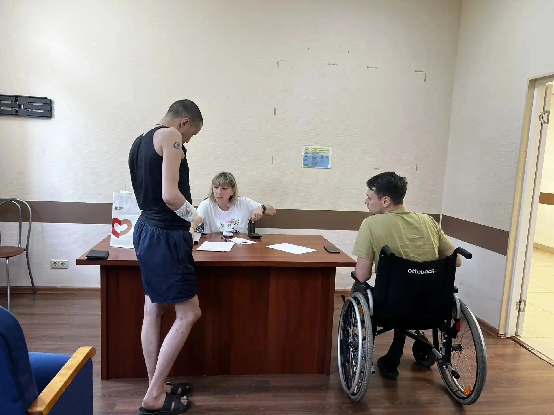 Помощь рядом: МФЦ выезжает к участникам СВО в НМИЦ ВМТ им. А. А. Вишневского