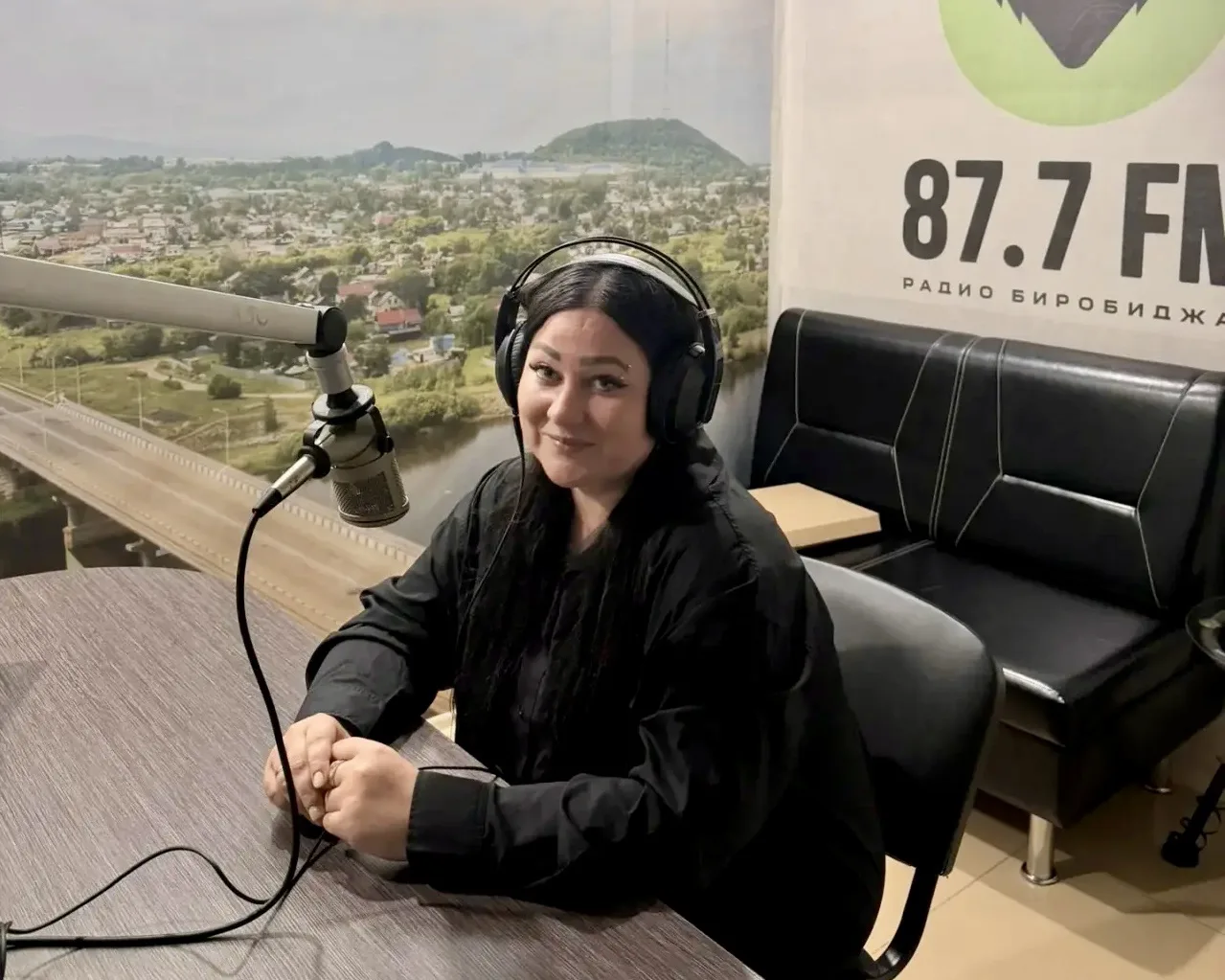 🎙️ Анастасия Култаева в эфире «ФМ Биробиджан»: честный разговор об образовании ЕАО