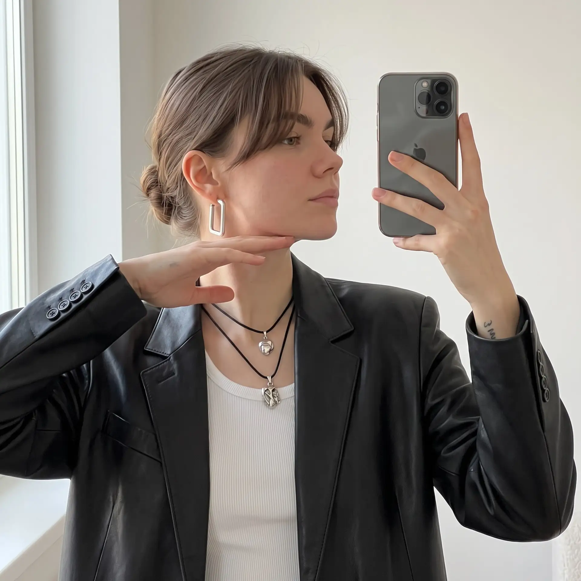 Селфи в духе quiet luxury в светлой люкс-квартире 🖤