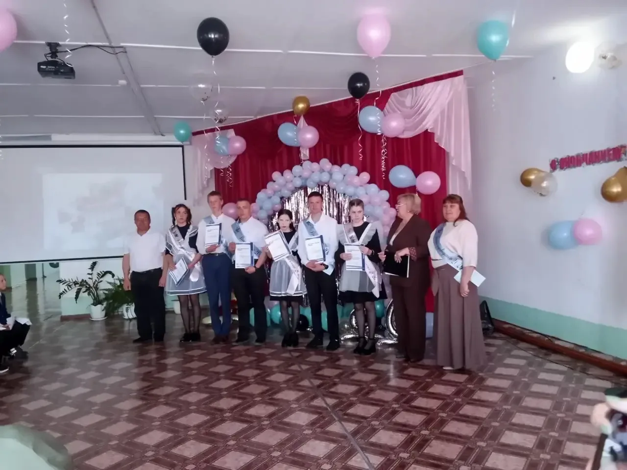 ПОСЛЕДНИЙ ЗВОНОК 🛎️ 

Сегодня в нашей школе прозвучал последний звонок — волнительный, трогательный