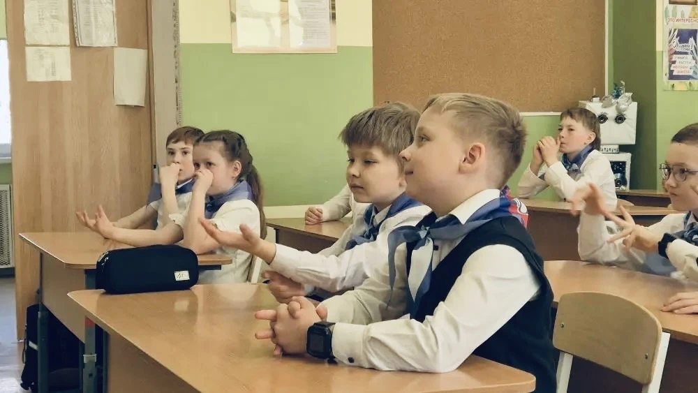 Как совладать с эмоциями❓  📌В лицее утро понедельника для школьников традиционно началось с торжеств