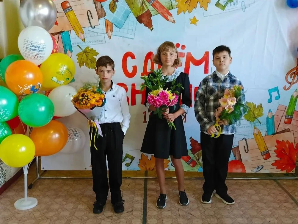 1 сентября ученики, родители и педагоги Ермачихинской основной школы собрались на торже...