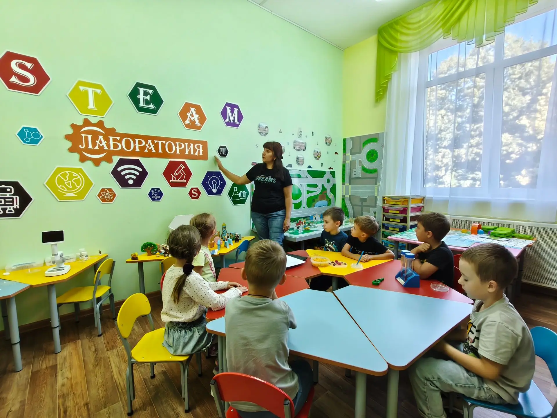 Воспитанники группы компенсирующей направленности "Семицветик" познакомились  с програм...