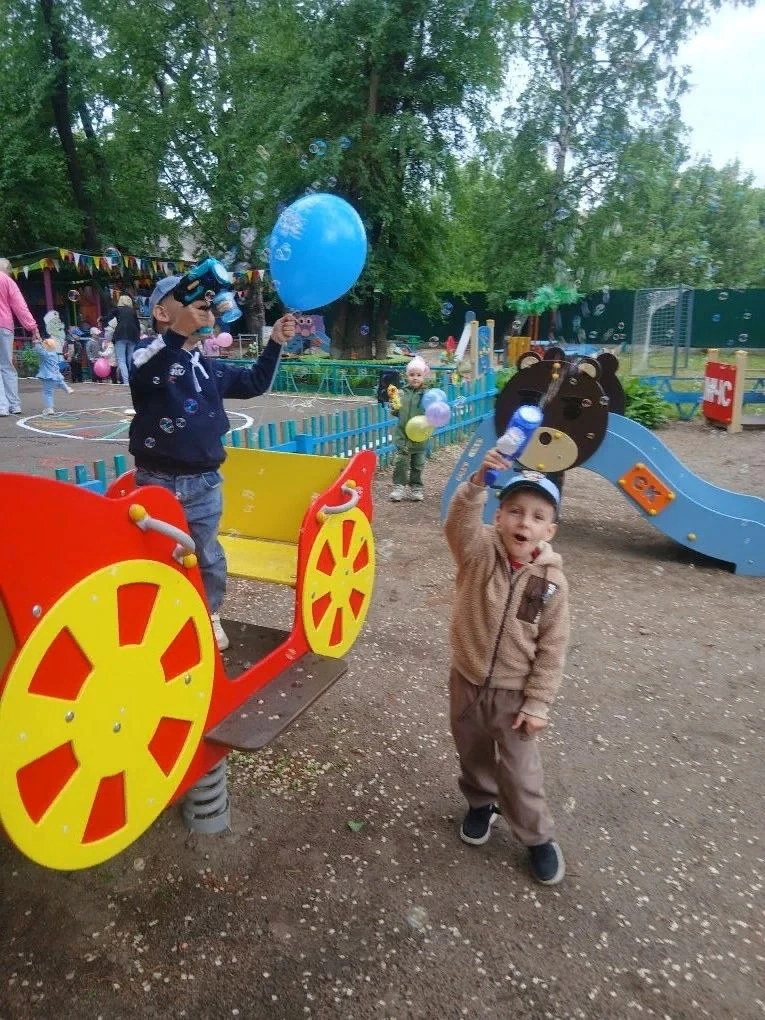 Первый день лета вышел не ласковым. Но погода - совсем не повод отменять веселье по пов...