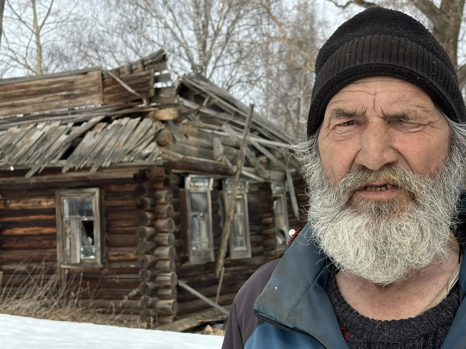 🚶‍♂️ Забытая деревня, одинокий волчий друг и грязь по колено

Представьте: заброшенная деревушка,  