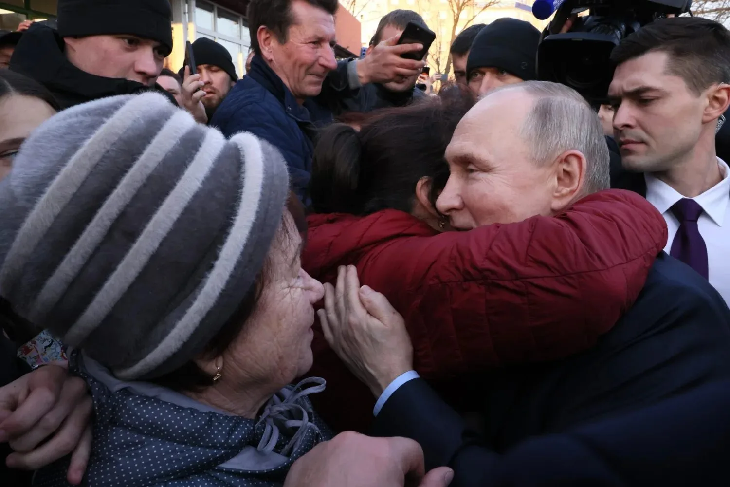 ✅Семь из десяти россиян доверяют Путину — опрос ФОМ.

70% респондентов считают, что Путин скорее хор