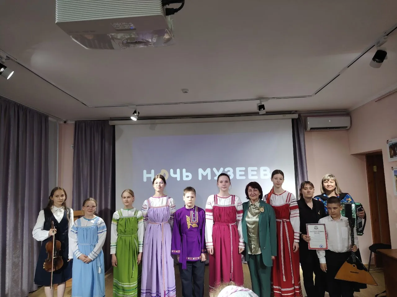 Ученики и педагоги ДШИ 1 им. Ф.Липса радуют гостей своими талантами.