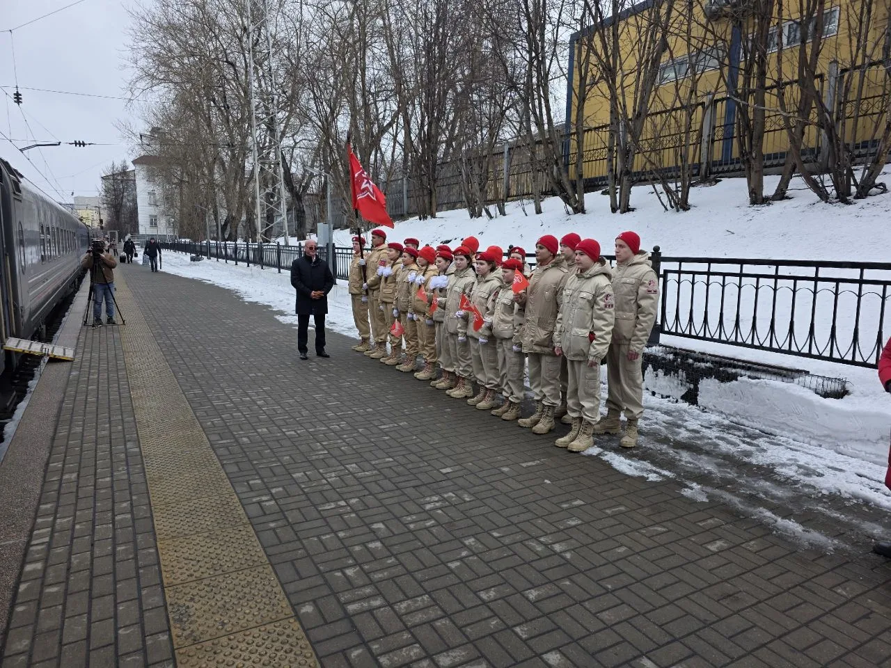 Сегодня, ЮНАРМЕЙЦЫ МБОУ г. Мурманска "Гимназия 8" приняли участие в торжественной встрече студенческ