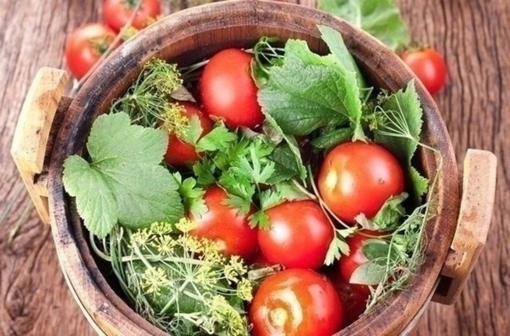 ‍ ()Вкусные помидоры в бочке — суперрецепт!

Помидоры, соленые в деревянных бочках, приобретают особ