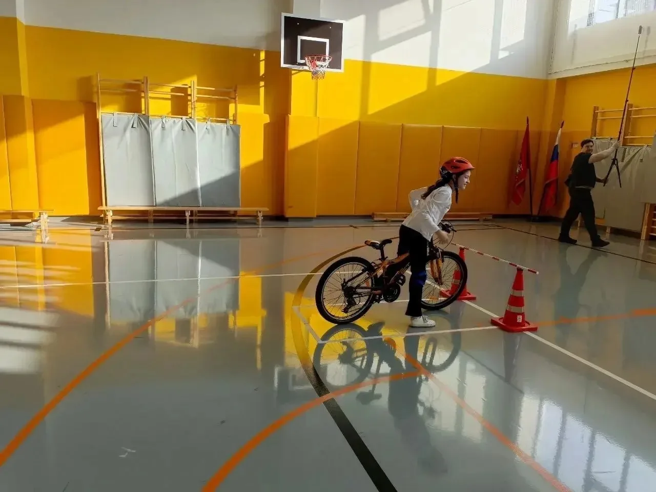 🚴 Безопасное колесо: испытание пройдено!  В пятницу ученики 6 «Ю» и 4 «У» классов достойно представи
