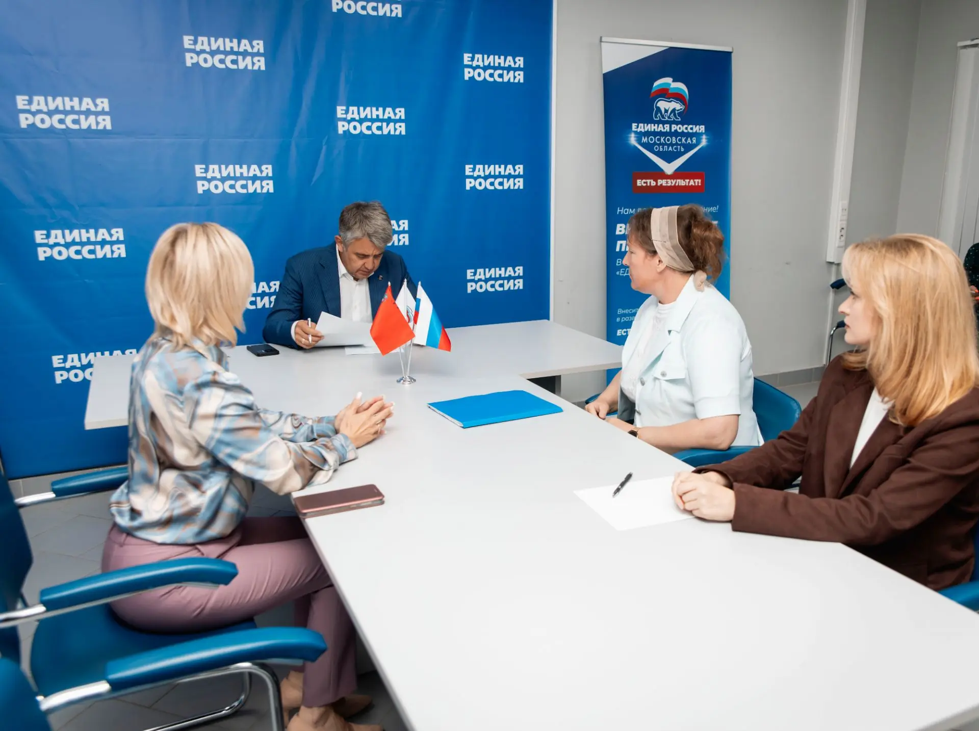 Как секретарь местного отделения партии «Единая Россия», провёл приём граждан.

🔸Владельцы участков